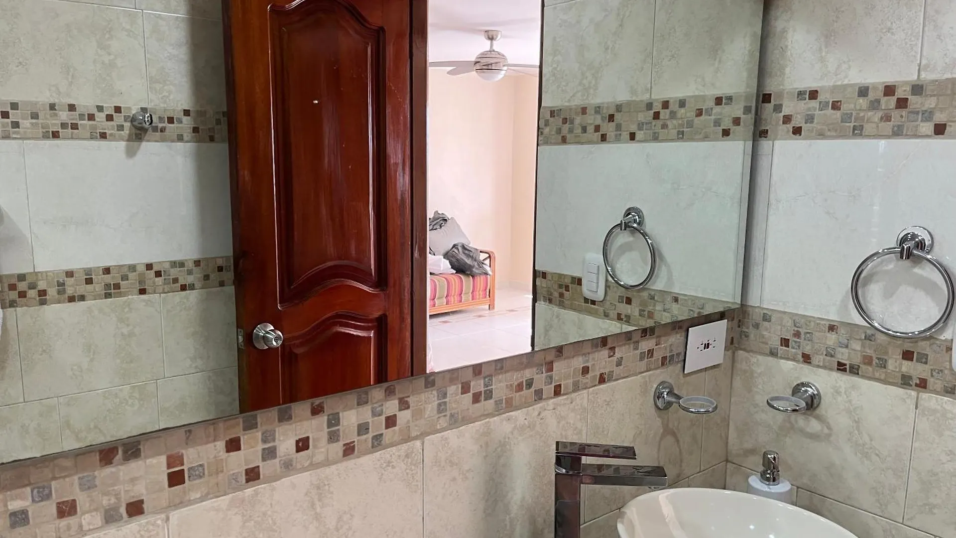Cabrero, Cerca De La Ciudad Amurallada Y Playa Cartagena